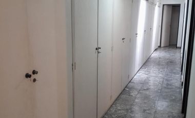 EN UNA UBICACIÓN CÉNTRICA, MUY BUENA PROPIEDAD CON BUEN JARDÍN