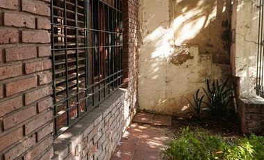 Casa de 3 dormitorios, fondo y cochera!