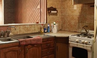 Casa de 3 dormitorios, fondo y cochera!