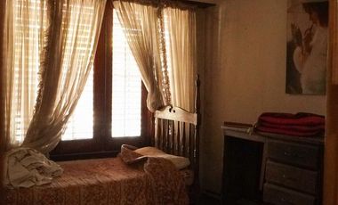 Casa de 3 dormitorios, fondo y cochera!