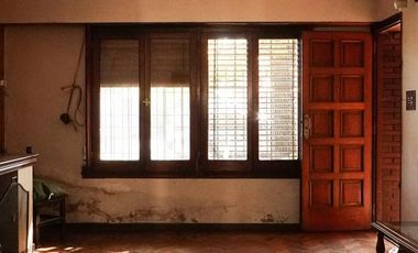 Casa de 3 dormitorios, fondo y cochera!