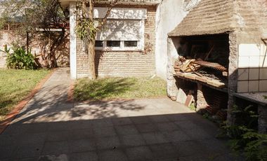 Casa de 3 dormitorios, fondo y cochera!