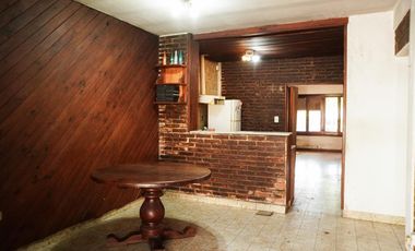 Casa de 3 dormitorios, fondo y cochera!