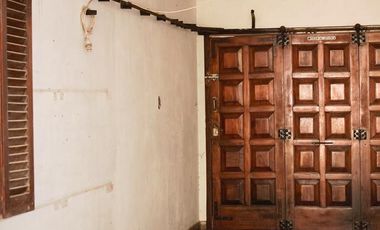 Casa de 3 dormitorios, fondo y cochera!