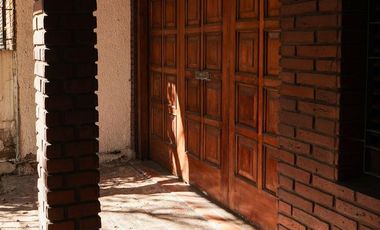 Casa de 3 dormitorios, fondo y cochera!