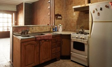 Casa de 3 dormitorios, fondo y cochera!