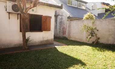 Casa de 3 dormitorios, fondo y cochera!