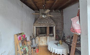 VENTA CASA 4 AMBIENTES EN VILLA ADELINA