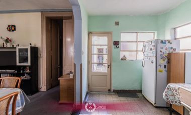 Venta casa 7 ambientes 294M² sobre terreno de 184M² en Boedo en estado a reciclar oportunidad única