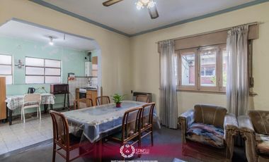 Venta casa 7 ambientes 294M² sobre terreno de 184M² en Boedo en estado a reciclar oportunidad única