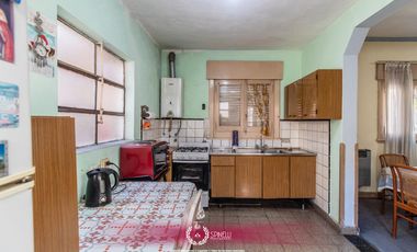 Venta casa 7 ambientes 294M² sobre terreno de 184M² en Boedo en estado a reciclar oportunidad única