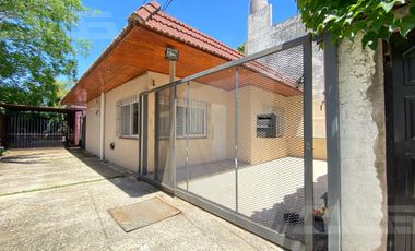 Casa Ph 3 ambientes - 2 dormitorios - Baño - Cochera - Ituzaingó norte