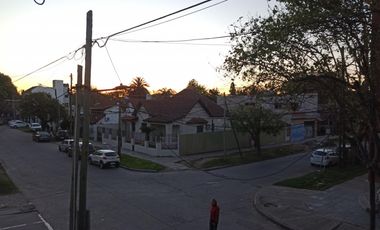 EXCELENTE PISO A 100 MTS DE ESTACION MARMOL CON QUINCHO EN TERRAZA SIN EXPENSASDepartamento en