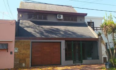 Casa de 4 dormitorios, quincho, y fondo libre!