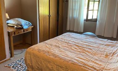 Casa de 4 dormitorios, quincho, y fondo libre!