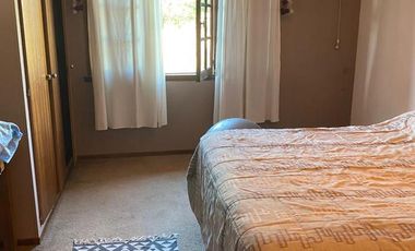 Casa de 4 dormitorios, quincho, y fondo libre!