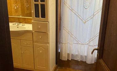 Casa de 4 dormitorios, quincho, y fondo libre!