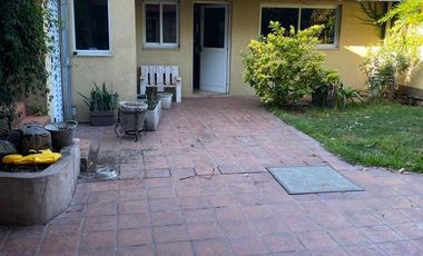 Casa de 4 dormitorios, quincho, y fondo libre!