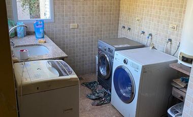 Casa de 4 dormitorios, quincho, y fondo libre!