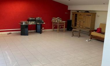 Casa de 4 dormitorios, quincho, y fondo libre!