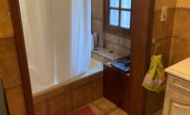 Casa de 4 dormitorios, quincho, y fondo libre!