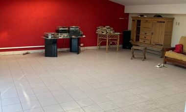 Casa de 4 dormitorios, quincho, y fondo libre!