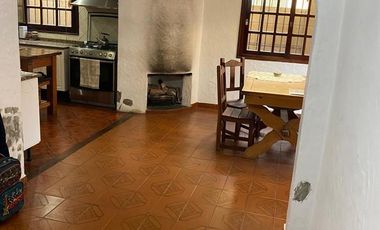 Casa de 4 dormitorios, quincho, y fondo libre!