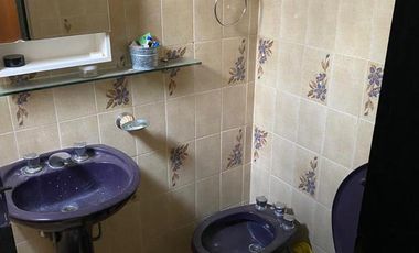 Casa de 4 dormitorios, quincho, y fondo libre!