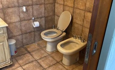 Casa de 4 dormitorios, quincho, y fondo libre!