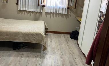 Casa de 4 dormitorios, quincho, y fondo libre!