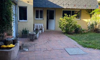 Casa de 4 dormitorios, quincho, y fondo libre!