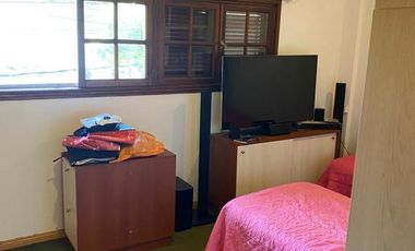 Casa de 4 dormitorios, quincho, y fondo libre!