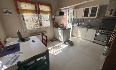 CHALET DE 4 AMBIENTES EN DOS PLANTAS