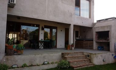Casa en venta en Quequén - Necochea - 4 ambientes con pileta