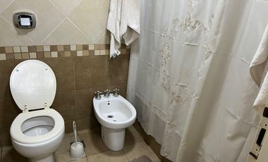 Chalet de 4 dormitorios y gran fondo con pileta!