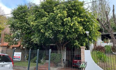 Chalet de 4 dormitorios y gran fondo con pileta!