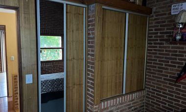 Chalet de 4 dormitorios y gran fondo con pileta!