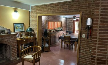 Chalet de 4 dormitorios y gran fondo con pileta!