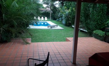 Chalet de 4 dormitorios y gran fondo con pileta!