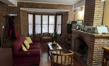 Chalet de 4 dormitorios y gran fondo con pileta!