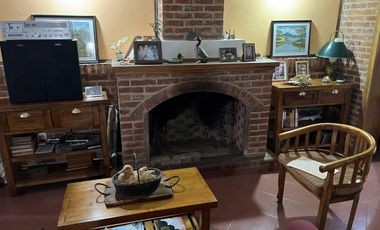 Chalet de 4 dormitorios y gran fondo con pileta!