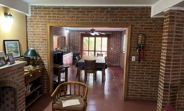 Chalet de 4 dormitorios y gran fondo con pileta!