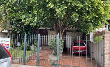 Chalet de 4 dormitorios y gran fondo con pileta!