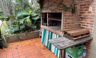 Chalet de 4 dormitorios y gran fondo con pileta!