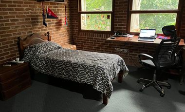 Chalet de 4 dormitorios y gran fondo con pileta!