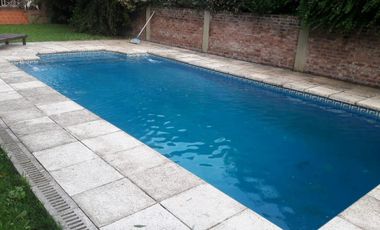 Chalet de 4 dormitorios y gran fondo con pileta!