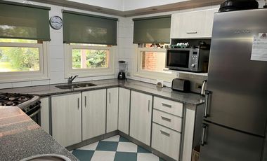 Chalet de 4 dormitorios y gran fondo con pileta!