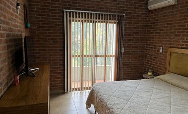 Chalet de 4 dormitorios y gran fondo con pileta!