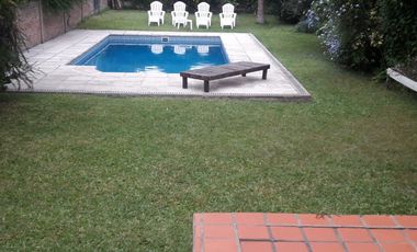 Chalet de 4 dormitorios y gran fondo con pileta!
