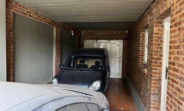 Chalet de 4 dormitorios y gran fondo con pileta!